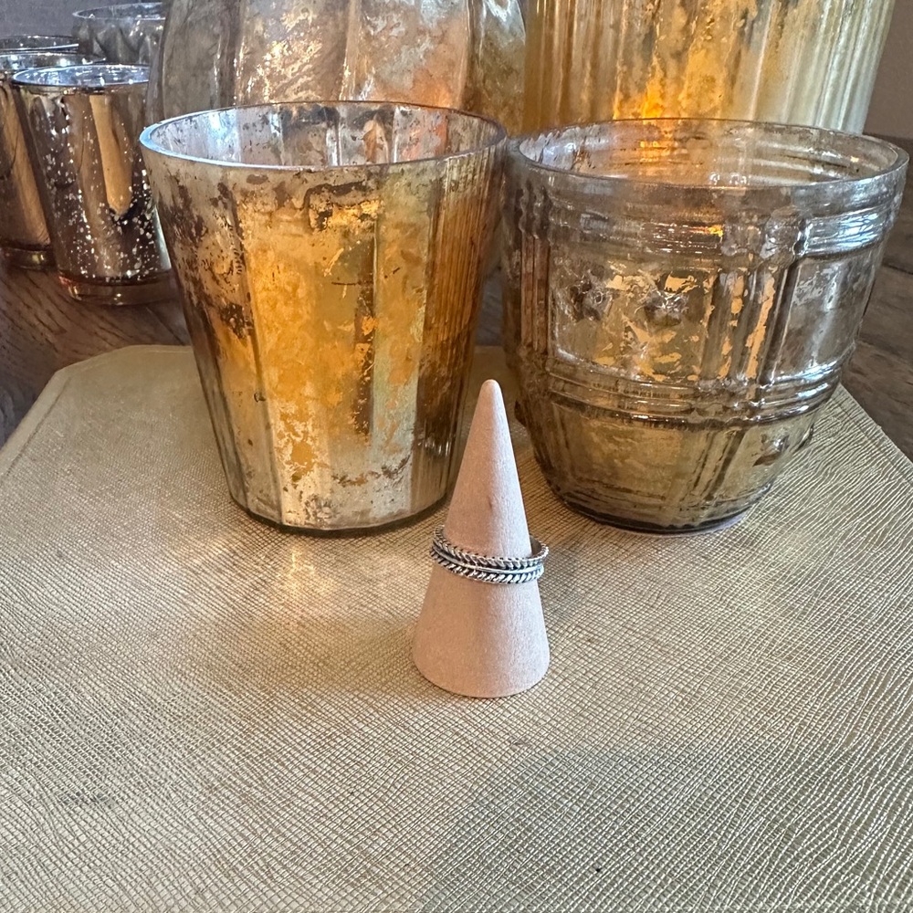 ** FREE GIFT GIVEAWAY NEW silvery ring, braided
size 5.5
Mix&  match